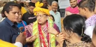 श्री ठाकुर बांके बिहारी धाम पहुंचीं गृह मंत्री अमित शाह की धर्मपत्नी, पूजा-अर्चना कर किए दर्शन