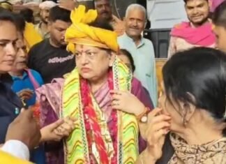 श्री ठाकुर बांके बिहारी धाम पहुंचीं गृह मंत्री अमित शाह की धर्मपत्नी, पूजा-अर्चना कर किए दर्शन