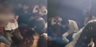 बार बालाओं के ठुमकों पर फिदा हुए दो दारोगा, वीडियो वायरल होने पर एसपी ने किया सस्पेंड