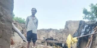 बारिश में गरीब का आशियाना ढहा, मलबे में दब गई पूरी गृहस्थी