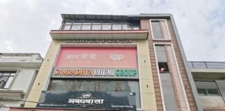 लखनऊ में रिद्ध्या प्लाजा पर पुलिस की छापेमारी