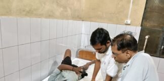 नवाबगंज-अचरा मार्ग पर बाइक सवार युवक घायल, एंबुलेंस से सीएचसी में भर्ती