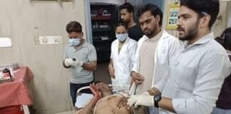 ई-रिक्शा की टक्कर से बाइक सवार दो युवक घायल, दोनों के पैर फ्रैक्चर