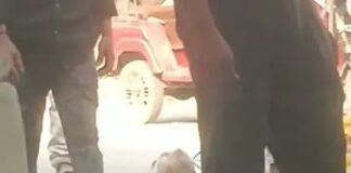 इलाज में लापरवाही का आरोप, 70 वर्षीय मरीज को सड़क पर लिटाया