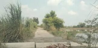 दो पुलिया बाढ़ में टूटीं, सड़क पर दो फीट गहरे गड्ढे