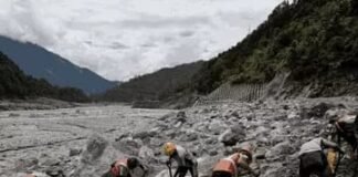 नेपाल बाढ़ के 13 दिन बाद भी 7 सुरंगों में जिंदगी की तलाश
