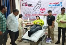 जरूरतमंद महिला के ऑपरेशन के लिए समाजसेवी कु अजय पाल सिंह ने किया रक्तदान