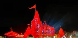 मथुरा में 15 लाख भक्त पहुंचे, द्वारका से पटना तक कृष्ण जन्मोत्सव की धूम