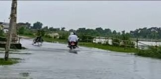 गंगा के कटान से चार पक्के मकान समाए, शमसाबाद-शाहजहांपुर मार्ग पर फिर बहा पानी