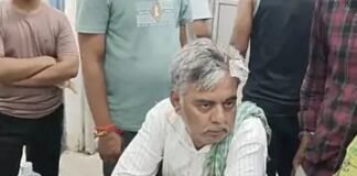 चारपाई पर सो रहे युवक को सांप ने दो जगह डसा