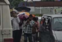 अधूरा स्वर्ग धाम मार्ग बना मुसीबत कंधों पर शव लेकर दलदल पार करने को मजबूर लोग