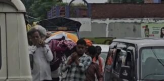 अधूरा स्वर्ग धाम मार्ग बना मुसीबत कंधों पर शव लेकर दलदल पार करने को मजबूर लोग