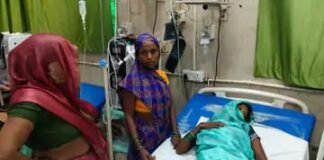बाढ़ से घिरे गांव में बुखार का कहर, तीन साल की बच्ची की मौत