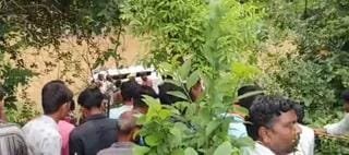 बगलामुखी मंदिर दर्शन को पहुंचे श्रद्धालुओं की कार बरसाती नाले में बही