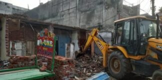 सुप्रीम कोर्ट के आदेश पर सेंट्रल मार्केट में अवैध निर्माणों पर चला बुलडोजर
