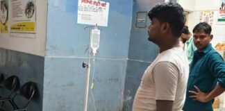 खुदागंज चौकी के सामने सड़क पर रखे ड्रम से टकराई बाइक, युवक गंभीर
