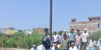 जलभराव में खाट डालकर अनोखा प्रदर्शन, टूटी सड़क को लेकर लोगों में आक्रोश