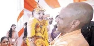 कान्हा बने बच्चों को योगी ने खिलाई खीर, गोद में दुलारा