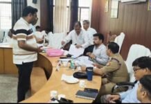 बिजली विभाग के अवर अभियंता ने डीएम के नाम संबंधित ज्ञापन