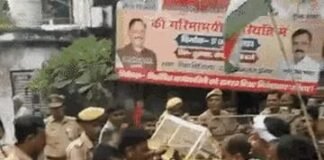 टीजीटी-पीजीटी अभ्यर्थियों का प्रयागराज में हंगामा, बैरिकेड हटाकर धरने पर बैठे