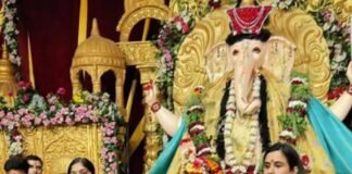 कमालगंज गणेश महोत्सव में नारी शक्ति की दिखी झलक, डीएम और एसपी ने की महाआरती