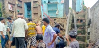 कानपुर में भरभराकर ढहा मकान, 4 की मौत, मलबे में दबी बच्ची की तलाश जारी