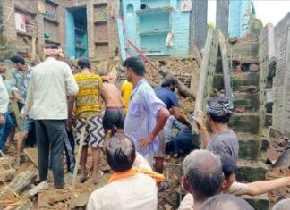 कानपुर में भरभराकर ढहा मकान, 4 की मौत, मलबे में दबी बच्ची की तलाश जारी