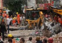 बारिश के बीच पांच मंजिला इमारत ढही, अब तक तीन की मौत