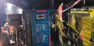 ई-रिक्शा के ऊपर पलटी बालू से भरी ट्रैक्टर-ट्रॉली