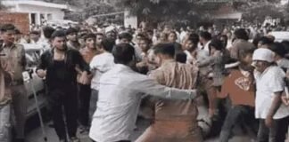 प्रदर्शनकारियों से भिड़ी पुलिस, धक्का-मुक्की में इंस्पेक्टर गिरे, लाठीचार्ज के बाद हाईवे पर धरना
