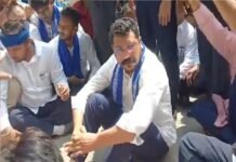 चंद्रशेखर आजाद को पुलिस ने रोका, समर्थकों के साथ सड़क पर बैठे