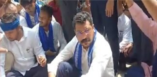 चंद्रशेखर आजाद को पुलिस ने रोका, समर्थकों के साथ सड़क पर बैठे