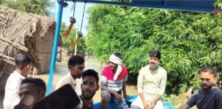 बाढ़ पीड़ितों के बीच उतरे अवनीश शाक्य, गुडेरा और गुलरिया में बांटा भोजन