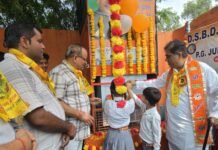 नन्हे हाथों से हुआ वाटर कूलर का लोकार्पण, बच्चों के बीच पहुंचे सदर विधायक