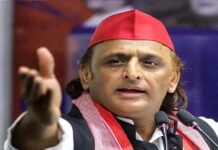 फिर नीला गमछा पहनकर की प्रेस कॉन्फ्रेंस, हमारी बनाई सड़कें नंबर-1 : अखिलेश