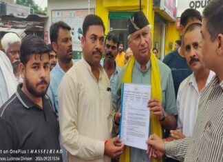 नहर रोड पर सीवर निर्माण की धीमी गति से व्यापारी और आम नागरिक परेशान, जन उद्घोष व्यापार मंडल ने विधायक को सौंपा ज्ञापन