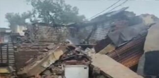 लगातार बारिश में भर भराकर गिरी मिठाई की दुकान, लाखों का सामान मलबे में दबा; दुकानदार ने लगाया दुकान गिराने का आरोप