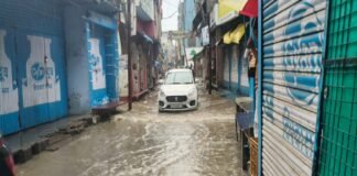 तेज बारिश में जलमग्न हुआ कायमगंज, नगर पालिका की जलनिकासी व्यवस्था पर उठे सवाल