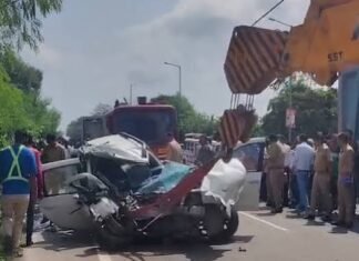 पीलीभीत में भीषण सड़क हादसा, बेकाबू डंपर ने कार को मारी टक्कर, 3 की मौत 2 घायल