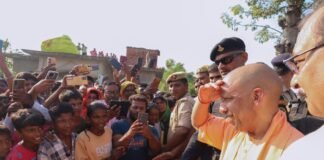कुशीनगर में बाढ़ के बीच पहुंचे योगी, तटबंध टूटने से प्रभावित गांवों का लिया जायजा, पीड़ितों में बांटी राहत सामग्री