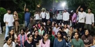 लखनऊ विश्वविद्यालय के तिलक हॉस्टल में खाने को लेकर हंगामा, भोजन में कीड़ा और बिच्छू मिलने का आरोप