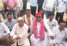 14 कोसी परिक्रमा मार्ग चौड़ीकरण बुलडोजर एक्शन पर भड़के सांसद अवधेश प्रसाद, पीड़ितों के साथ धरने पर बैठकर दे डाली चेतावनी