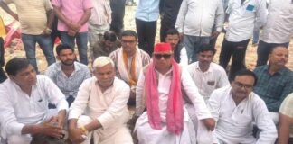 14 कोसी परिक्रमा मार्ग चौड़ीकरण बुलडोजर एक्शन पर भड़के सांसद अवधेश प्रसाद, पीड़ितों के साथ धरने पर बैठकर दे डाली चेतावनी