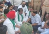 पीलीभीत में किसानों ने हाईवे किया जाम, जमीन पर बैठे सिटी मजिस्ट्रेट; गन्ने का रेट 600 रुपये करने की मांग