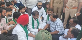 पीलीभीत में किसानों ने हाईवे किया जाम, जमीन पर बैठे सिटी मजिस्ट्रेट; गन्ने का रेट 600 रुपये करने की मांग