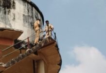 कन्नौज में 13 साल से चकरोड पर कब्जे से परेशान बुजुर्ग पानी की टंकी पर चढ़ा