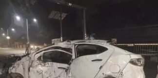 लखनऊ में डिवाइडर की रेलिंग तोड़कर पलटी तेज रफ्तार कार, एक की मौत, चार घायल
