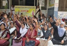 कमालगंज सीएचसी पर दूसरे दिन भी आशा बहुओं का हल्ला बोल, सात मांगों को लेकर डटीं