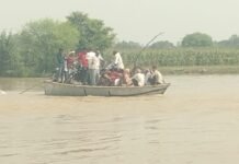 रामगंगा की बाढ़ से पुलिया पर दो फीट पानी, नाव बनी सहारा राहगीरों की आवाजाही बंद
