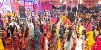 दूसरे दिन गरबा उत्सव में उमड़ी भारी भीड़, पारंपरिक नृत्य और संगीत ने बांधा समां